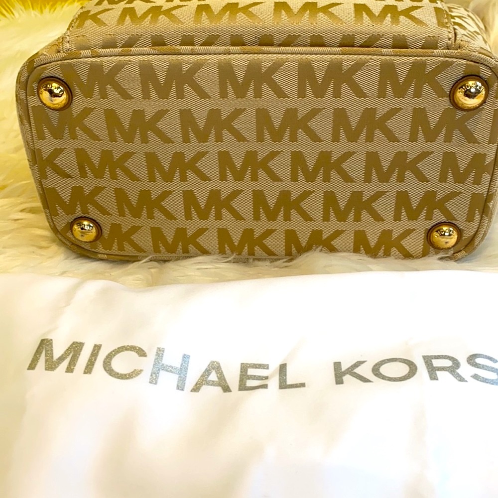 PRE LOVED Michael Kors Jet Set Snap Pocket Tote handbag.Color: Beige/Cam/DKTan. - Picture 6 of 13